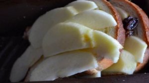 Пудинг с яблоками и изюмом