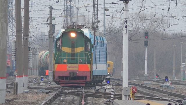 Синхронизация окрасов ЧМЭ3Т-6643 маневрирует ЭП1М-518 в СЛД Россошь  станция Россошь