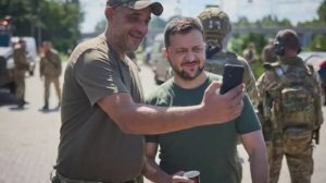 Опубликовано видео Зеленского, одиноко гуляющего по Крещатику в Киеве