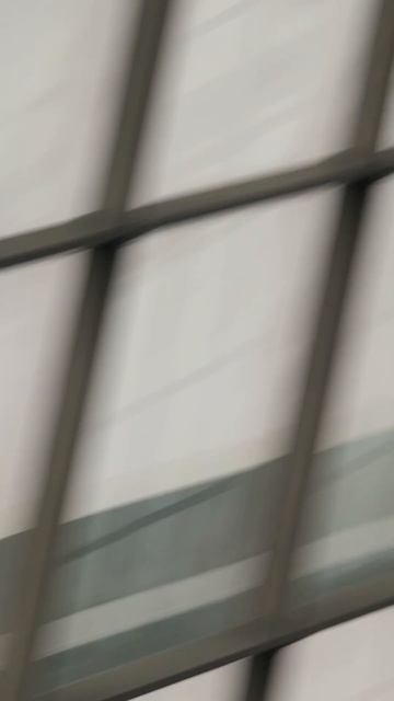 Вода льется из трубы сверху. Посмотреть на это чудо ст?
