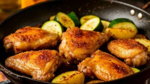 Куриные крылышки с картофелем и кабачками на садже.