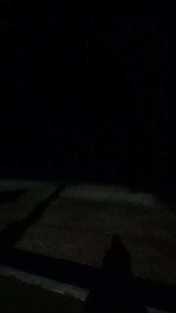 Самолёт, сверкающий песок и молнии