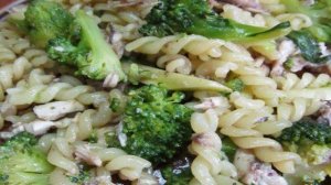 Теплый салат с макаронами и куриным мясом