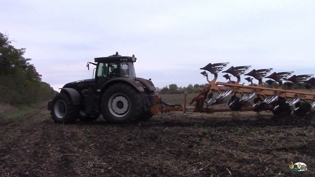 Тяжёлая,глубокая вспашка трактром Valtra s354! смотреть онлайн