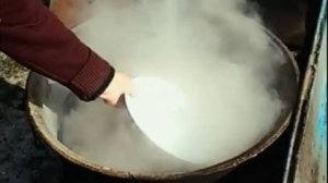 КАК в ДЕРЕВНЕ МОЮТ ПОСУДУ? Сковородки и мясорубки в кипящем котле.