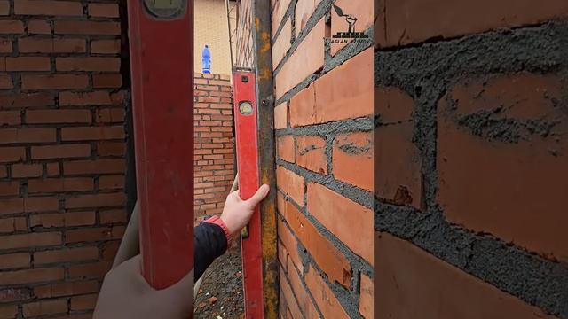строительный уровень на кирпичной кладке