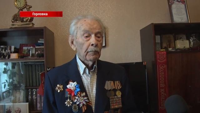 Участницы Женского движения Единой России поздравили с наступающим Днем Победы ветерана