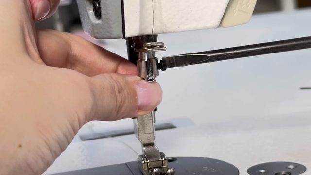 Как правильно установить иглу на промышленной швейно? смотреть онлайн