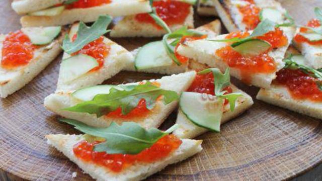 Треугольники с красной икрой и свежим огурцом