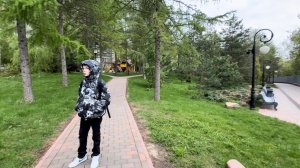 У Динияра экзамен по математике.Идём в школу выбирая путь с самыми красивыми и живописными видами.