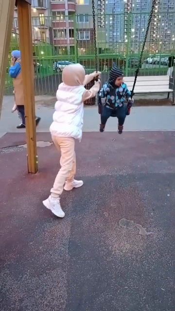 Гуляю с младшим братиком Егором 🤎 #shorts #memes #roblox #качел?