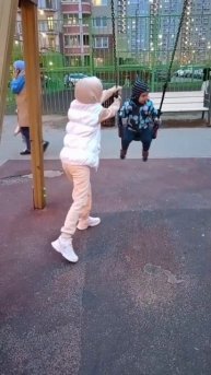 Гуляю с младшим братиком Егором 🤎 #shorts #memes #roblox #качел?