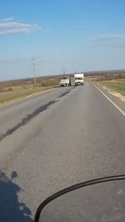 Даже рожу отвернул, стыдно наверное.
