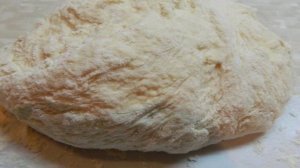 Пицца с болгарским перцем, колбасой и базиликом