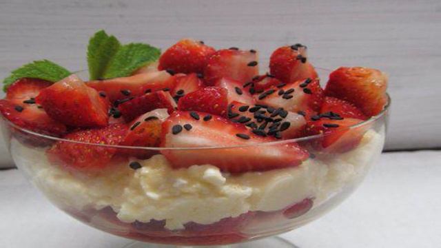 Десерт из клубники с апельсином и творогом