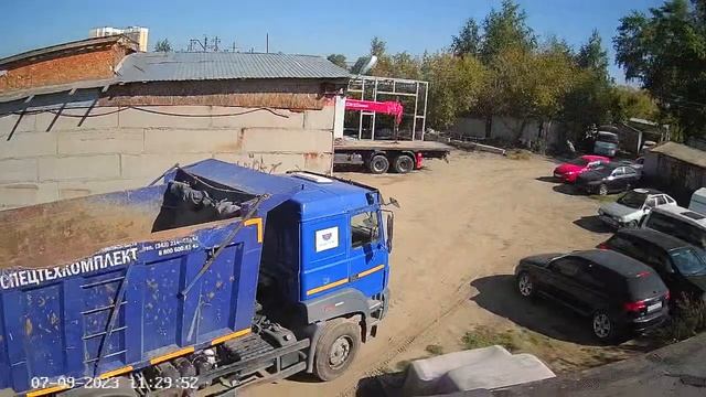 привезли грунт для отсыпки участка.