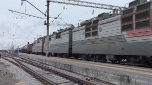 Бандит ВЛ80С-7861020А с грузовым поездом отправляется со станции Россошь