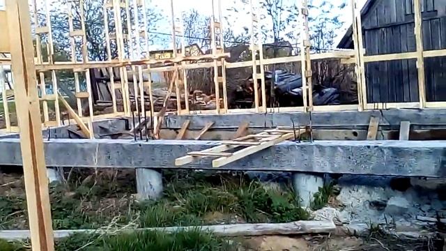 Ставим лесенки по периметру будущего строения смотреть онлайн