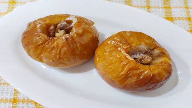 Яблоки запечённые с медом и орехами