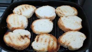 Гренки с помидорами и зеленью