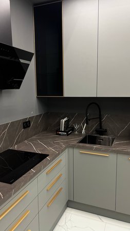 Почему серый — это новый белый? Выбираем самый практичный цвет для кухни 👆