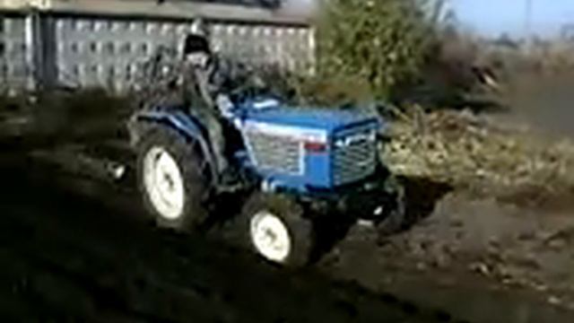 Мини-трактор ISEKI TL-2100 с плугом ПН-1-35 с прдплужником.mp4