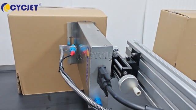 Напечатать логотип на картонной коробке с помощью широкоформатного кодера вместо бумажной маркировк