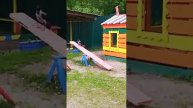 Ворона качается на качелях: детские моменты лета 2019