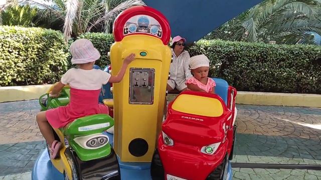 Полина в Сочи Парке| Катается на Аттракционах Polina Rides Ri