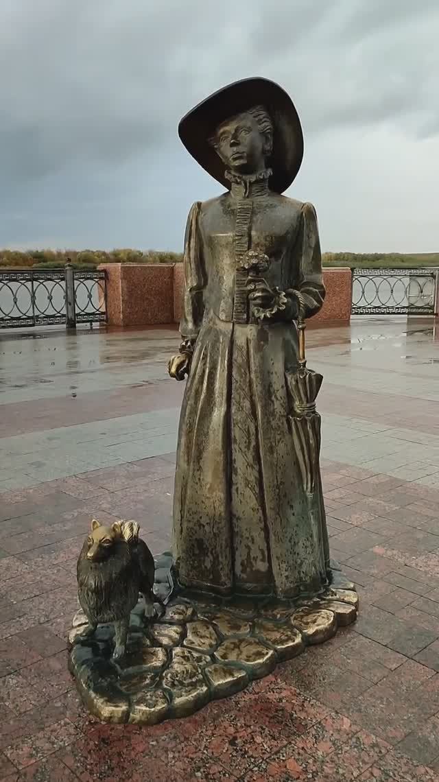 Скульптура «Дама с собачкой». Петровская набережная. Астрахань