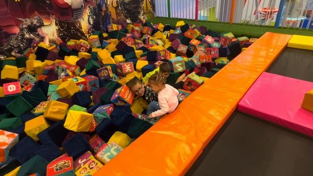 Детское видео: Парк развлечений с горками и батутами смотреть онлайн