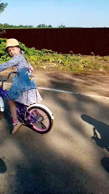 Первый транспорт у ребёнка - это велосипед 🌺 смотреть онлайн