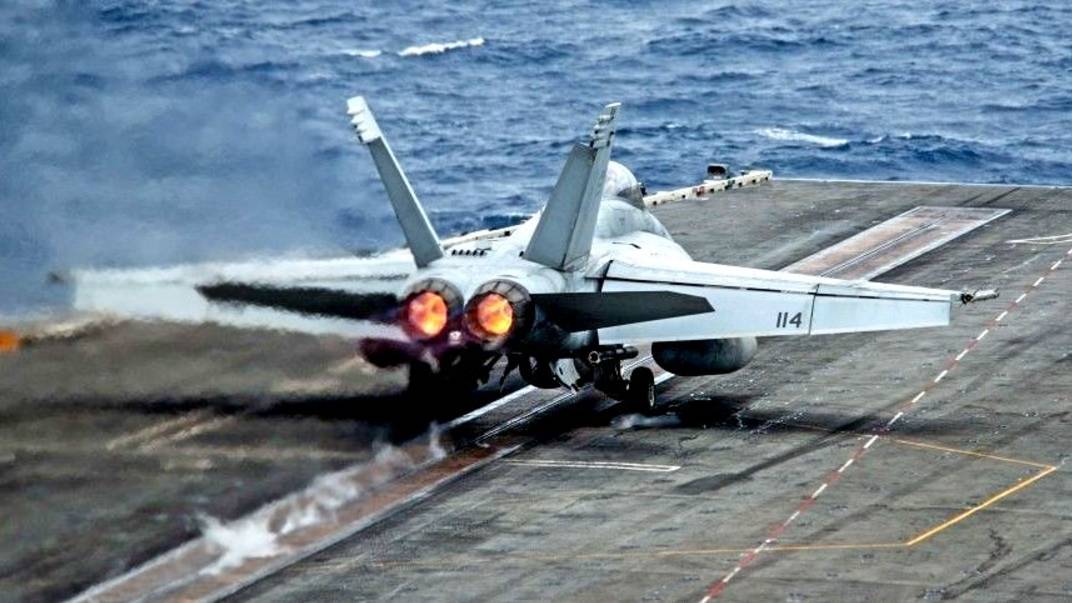 Американский самолет опять упал с авианосца в Красное море