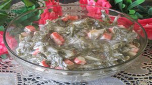 Салат из морской капусты с крабовыми палочками в майонезе