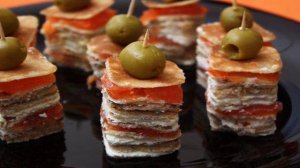 Канапе из блинов на шпажках