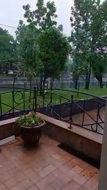 Крыльцо над домом в центре Хабаровска превратилось в ?