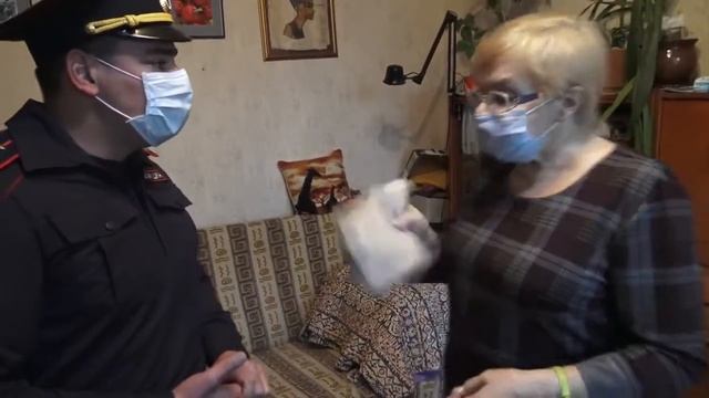 СОТРУДНИК ПОЛИЦИИ ПОСАДИТ БАБУШКУ ГРИФЕРА В ТЮРЬМУ В ? смотреть онлайн