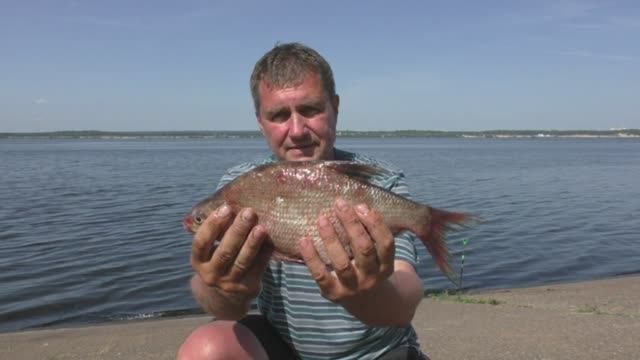 И СНОВА МАРЦИПАН РУЛИТ. ЛОВЛЯ ЛЕЩА НА ФИДЕР В ЖАРУ смотреть онлайн