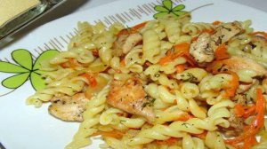 Макароны с маринованным мясом индейки