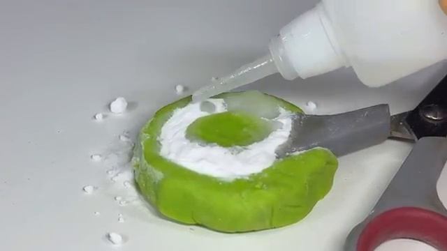 Суперклей и пищевая сода! Налейте клей на пищевую соду и поразитесь результатами