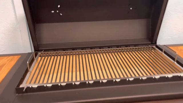 Мангал-гриль с шамотным кирпичом и столом из лиственн?