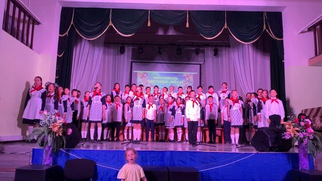 Крылатые качели в исполнении пионерского хора Усть-Ор смотреть онлайн