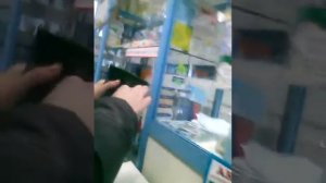 Девочка просит баночку для мочи