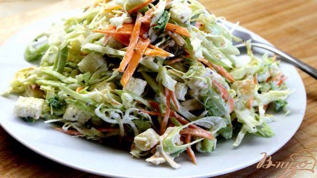 Домашний салат с капустой, сухариками и сыром