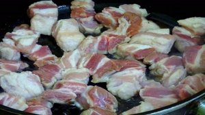 Капуста тушёная со свининой и помидорами