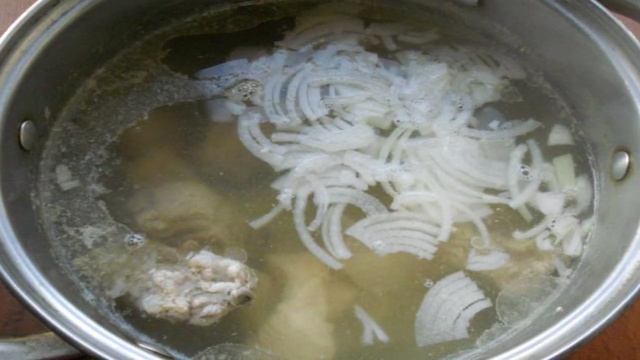 Острый суп с курицей, свининой и рисом
