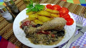 Куриные голени с вялеными помидорами, маслинами шпинатом в сливочном соусе