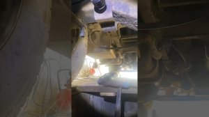 Легко снимаем  стремянки с моста грузовой машины