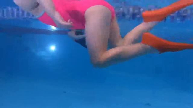 Кира (3 года 9 месяцев), заплыв под водой в ластах смотреть онлайн