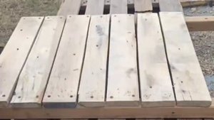 Клумба из старых поддонов